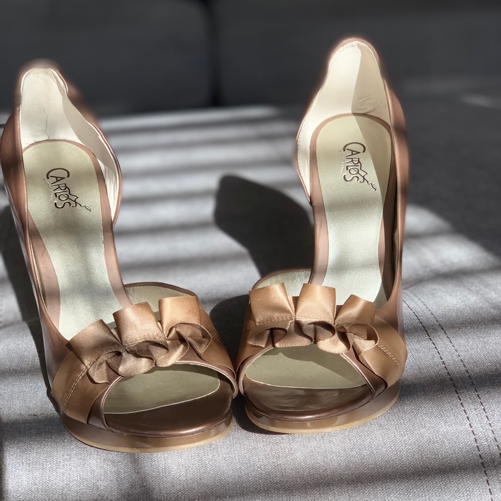Gently used pair of Carlos Santana Pumps